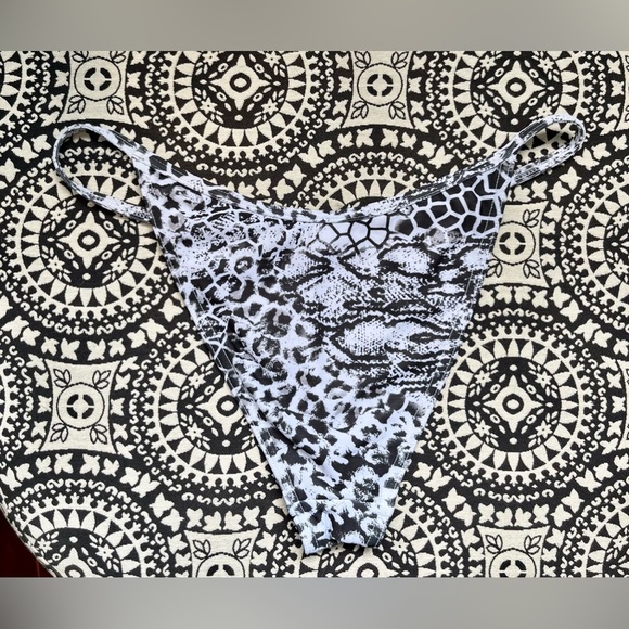 ASOS snake pattern bikini bottoms - Picture 2 of 2